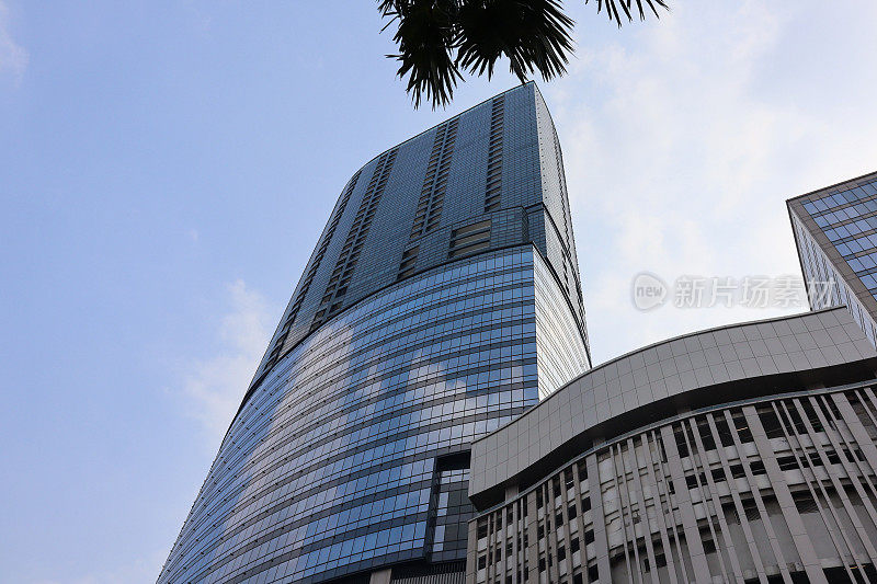 屯军干广场区的一幢高层建筑。印度尼西亚泗水- 2024年2月21日